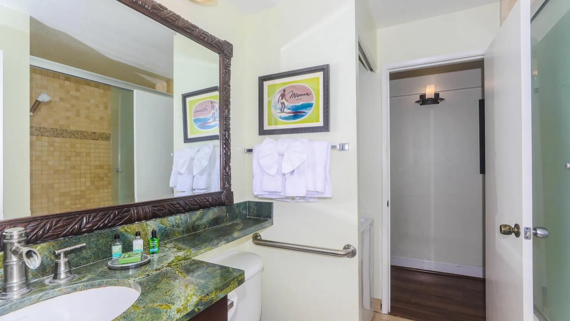 One Bedroom Discovery Bay Condos With Kitchen, Free Wifi & Amazing Views Honolulu USA